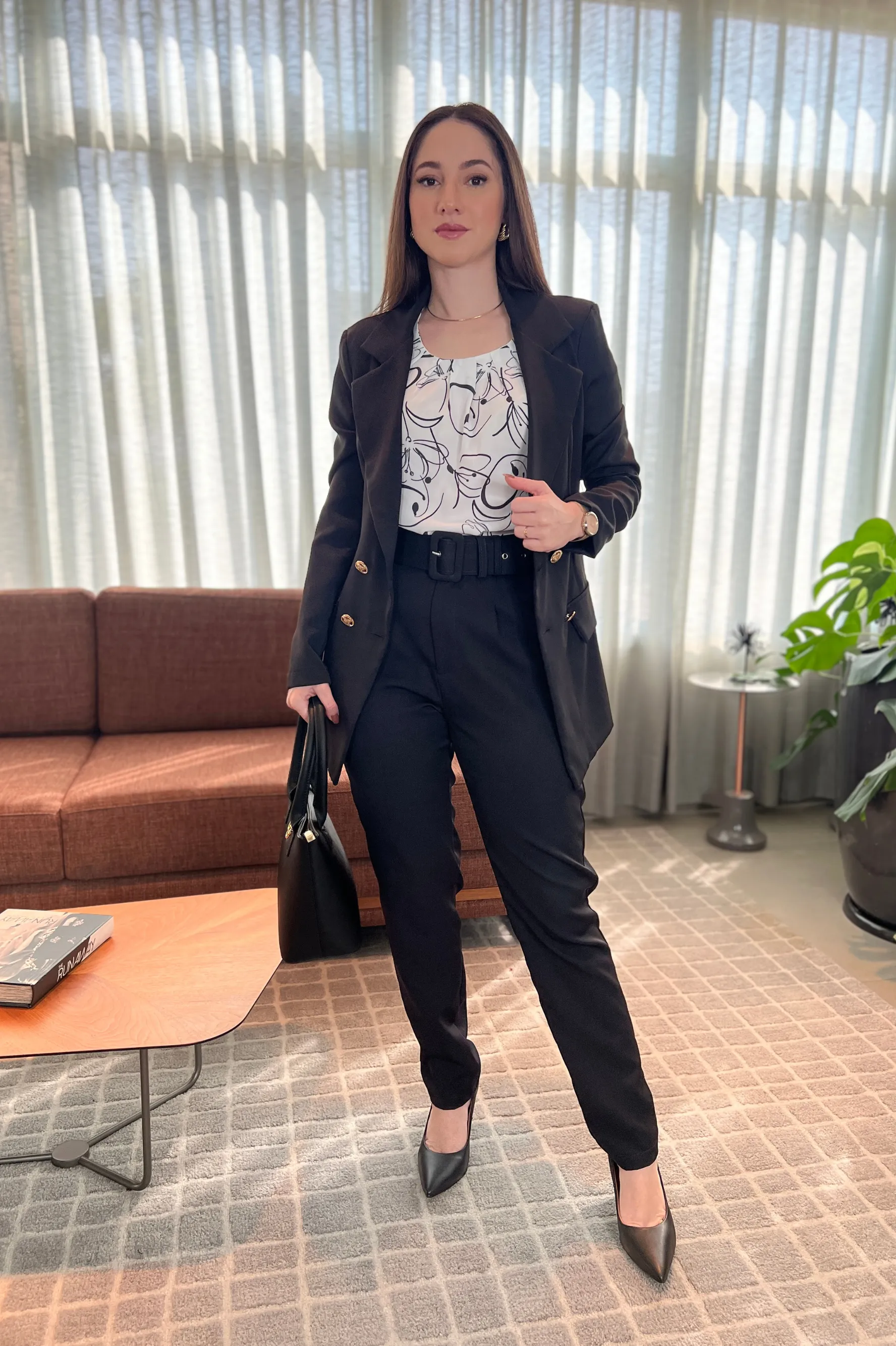 Conjunto: Blusa Manga Curta Camadas Olívia Estampada Branca   Blazer Detalhe Botões Jaqueline Preto   Calça Cinto Encapado Cenoura Preta